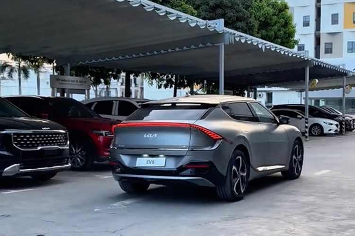 Sự xuất hiện bất ngờ của mẫu xe "hàng hiếm" khiến nhiều người không khỏi tò mò về tình trạng và nguồn gốc thực sự sau nhiều năm "ẩn mình". Chiếc Kia EV6 đang rao bán trên sàn xe cũ Việt được cho là thuộc phiên bản First Edition.