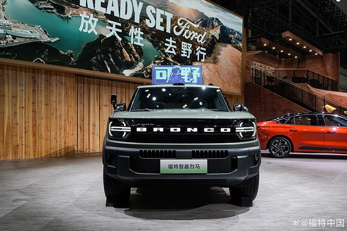 Khác với xe ở Mỹ vốn sử dụng khung gầm sát-xi rời hình thang, Ford Bronco Basecamp lại dùng kết cấu thân liền khối của ôtô con. Điều này cho thấy khả năng off-road hạng nặng có thể không bằng, nhưng bù lại xe sẽ thân thiện và êm ái hơn khi chạy trên đường nhựa.