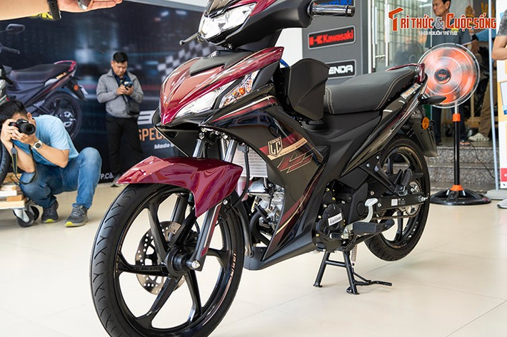 Về ngoại hình, xee sở hữu chiều dài 1.945 mm, chiều rộng 690 mm, chiều cao 1.095 mm, chiều dài cơ sở 1.255 mm. Yamaha 135LC ngắn hơn 10mm, rộng hơn 25 mm và cao hơn 10 mm so với Exciter 155. Mâm xe kích thước 17 inch.