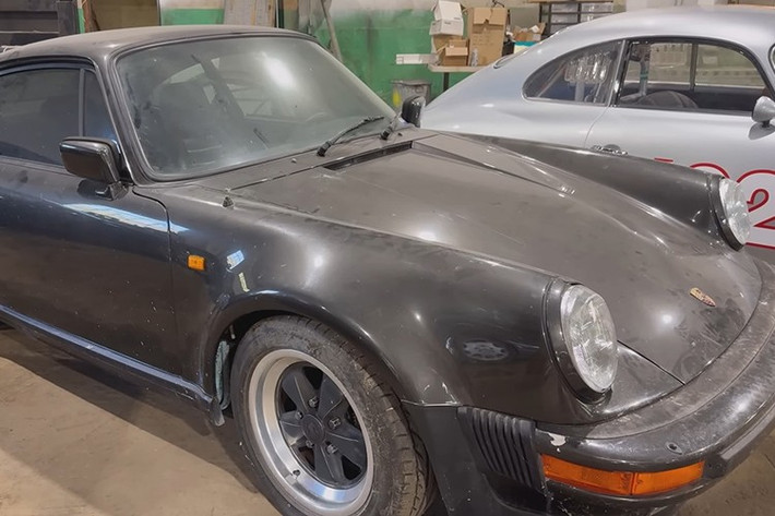 Khi Porsche ra mắt 911 Turbo (Kiểu 930) vào năm 1975, thế giới chưa từng chứng kiến bất kỳ mẫu xe nào giống như vậy. Các kỹ sư Stuttgart đã sử dụng động cơ 3.0 lít 6 xi-lanh nằm ngang đã được kiểm chứng từ Carrera RS, lắp thêm bộ tăng áp KKK đơn, và cho ra đời một chiếc xe có khả năng tăng tốc vượt trội so với Ferrari với giá chỉ bằng một nửa.