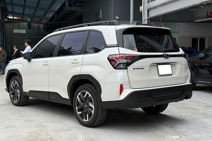 Forester 2026 mang ngôn ngữ thiết kế mới theo triết lý “Ready for Adventure”, kết hợp dáng vẻ khỏe khoắn với tiện nghi cao cấp. Cụm đèn pha và lưới tản nhiệt liền khối tạo cảm giác đầu xe rộng hơn, trong khi phần hông và đuôi xe được tinh chỉnh với các đường gân sắc nét, cụm đèn hậu nối liền và bộ mâm 19 inch cá tính.