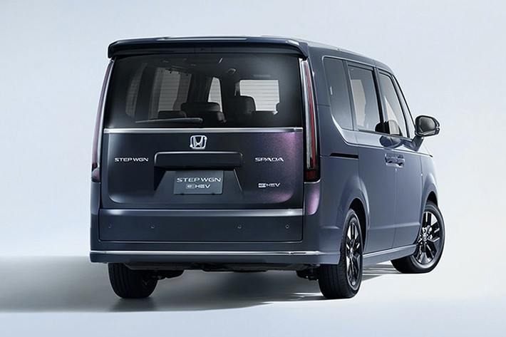 Xe sử dụng mô-tơ điện có công suất 184 mã lực, mô-men xoắn 315 Nm, kết hợp với động cơ xăng 2.0L công suất 145 mã lực. Động cơ xăng đóng vai trò phát điện và hỗ trợ dẫn động ở tốc độ cao thông qua hệ thống ly hợp cơ khí, tối ưu hiệu suất và mức tiêu thụ nhiên liệu.