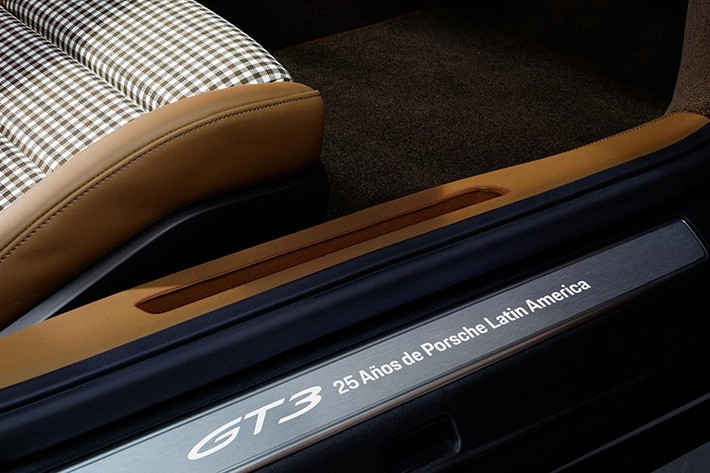 Vì vậy, Porsche 911 GT3 Touring Ocelot 2025 là dự án Sonderwunsch độc nhất được Porsche Latin America ủy quyền, và điều đó có nghĩa là chúng ta sẽ không bao giờ biết được chi phí sản xuất là bao nhiêu, cũng như điều gì sẽ xảy ra với chiếc xe sau khi được giới thiệu.