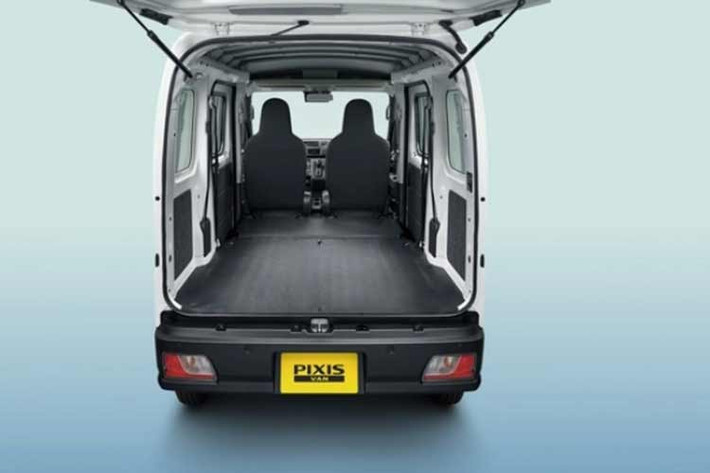 Về khả năng nạp năng lượng, xe hỗ trợ sạc nhanh từ 0 lên 80% trong 50 phút và mất khoảng 6 giờ để sạc đầy nếu sử dụng bộ sạc tiêu chuẩn 6 kW tại nhà hoặc kho bãi. Tại thị trường Nhật Bản, Toyota Pixis Van BEV có giá 3.146.000 yên (tương đương 524 triệu đồng).