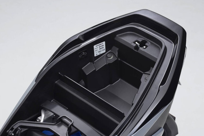 Đặc biệt mẫu xe máy điện cỡ nhỏ nhà Yamaha này cũng tích hợp nhiều tiện dụng với hai hốc chứa đồ đầu xe, kèm cổng sạc tiện dụng. Xe cũng có cốp chứa đồ dưới cốp thuận tiện khi mang đồ dùng.