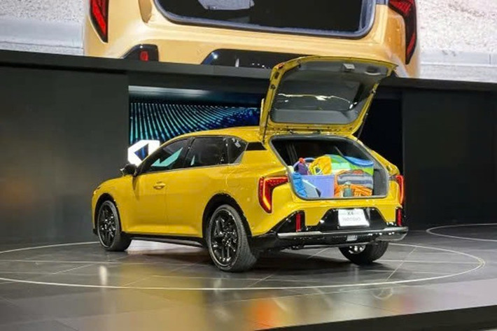 Trong khi đó, các biến thể Sport, Sport+ và GT-Line được trang bị hệ thống hỗ trợ lái xe trên đường cao tốc (HDA 2) mới nhất của Kia, hoạt động trên đường cao tốc hoặc đường cao tốc, thậm chí cả khi vào cua và có thể tự động chuyển làn khi đáp ứng các điều kiện cần thiết.