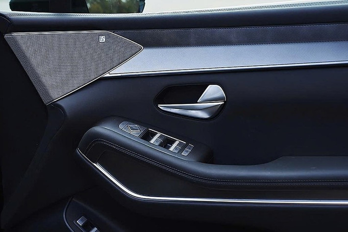 Ở phía sau, mẫu xe Trung Quốc này được trang bị cụm đèn hậu lấy cảm hứng từ văn hóa Trung Quốc. Phiên bản “Phoenix Wing” mô phỏng lông phượng hoàng trong khi phiên bản “Bamboo Craft” tái hiện kiểu đan tre truyền thống.