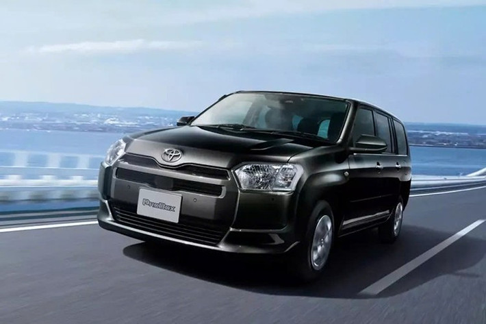 Toyota Probox là một “hiện tượng lạ” trên đường phố Nhật Bản. Đây là một mẫu xe wagon thực dụng, mang gen của "ngựa thồ" chở hàng, với thiết kế mà nhiều người ví như một thứ được nghĩ ra vội vàng. Tuy nhiên, mẫu xe này vẫn tồn tại hơn chục năm qua mà chẳng mấy ai phàn nàn, cũng chẳng cần thay đổi nhiều. Thậm chí, nó vẫn tiếp tục thu hút những khách hàng mới, bất chấp xu hướng thị trường hay thời gian trôi qua.