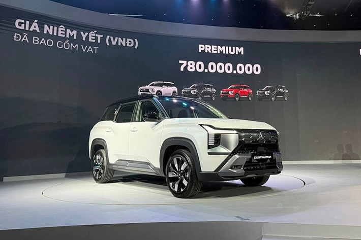 Những khách hàng mua xe Mitsubishi Destinator 2026 ngay trong tháng 12/2025 này sẽ nhận được mức giá ưu đãi hấp dẫn. Cụ thể, phiên bản Premium có giá chỉ 739 triệu, còn bản Ultimate có giá 808 triệu.
