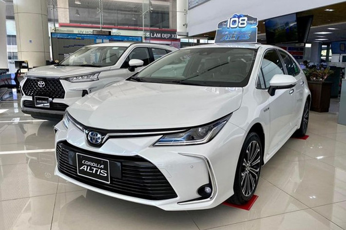 Mẫu xe sedan cỡ C là Corolla Altis với doanh số lần lượt 21 chiếc bán ra tại Việt Nam, đứng thứ 7 và 8 bảng xếp hạng.