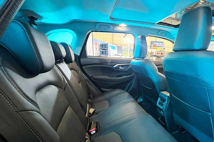 Sự kết hợp giữa động cơ, mô-tơ ISG và pin lithium-ion giúp xe tăng tốc êm ái hơn đồng thời cải thiện mức tiêu hao nhiên liệu. Đi kèm là hộp số tự động 6 cấp và lẫy chuyển số trên vô lăng, hỗ trợ cảm giác lái chủ động hơn.