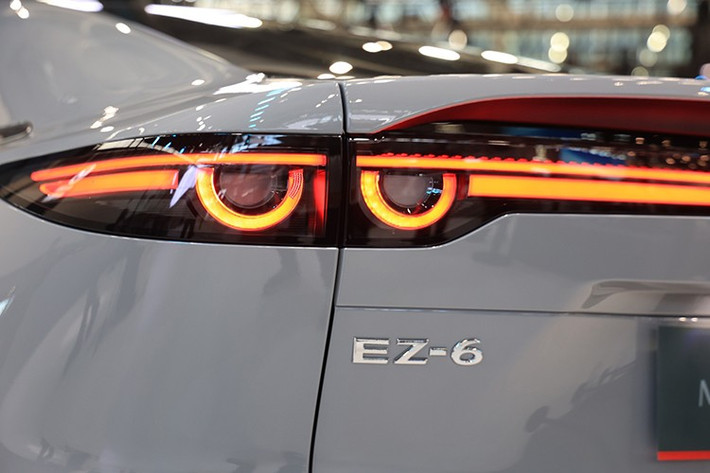 Về ngoại hình, mẫu xe sedan thuần điện Mazda 6e sắp ra mắt Đông Nam Á cũng như bản EZ-6 tại Trung Quốc. Xe được thiết kế theo phong cách fastback 5 cửa, mang lại dáng vẻ hiện đại và liền lạc, đồng thời vẫn giữ tinh thần của ngôn ngữ KODO quen thuộc.