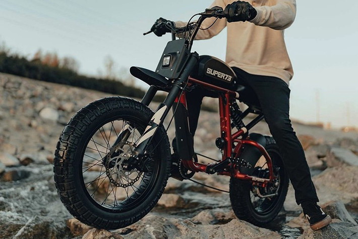 Phanh thuỷ lực là trang bị tiêu chuẩn và còn có cả ngăn chứa đồ có khoá dành cho các vật nhỏ. Mọi thứ trên chiếc xe này đều toát lên sự đơn giản và vui nhộn.