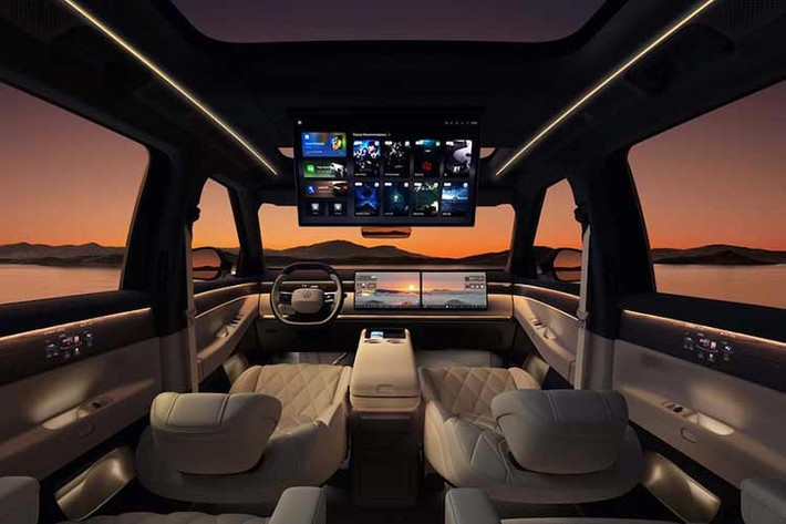 Volkswagen đã trang bị rất nhiều đèn chiếu sáng nội thất khắp cabin, trải dài 12,8 mét và kéo dài lên trần xe, bao quanh cửa sổ trời toàn cảnh. Nội thất có sàn hoàn toàn phẳng vì đây là một chiếc xe điện. Không chỉ là xe điện thông thường, mà là chiếc xe điện đầu tiên của hãng được trang bị động cơ xăng mở rộng phạm vi hoạt động.