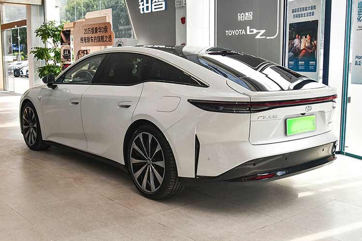 Độ an toàn và khả năng tự hành của xe được nâng cấp mạnh mẽ với hệ thống Momenta R6. Nhờ sự hỗ trợ của 27 cảm biến xung quanh thân xe, bZ7 có khả năng xử lý linh hoạt và chuẩn xác các tình huống giao thông phức tạp, từ những con phố đông đúc trong đô thị cho đến những cung đường cao tốc dài, mang lại sự an tâm tuyệt đối cho người cầm lái.