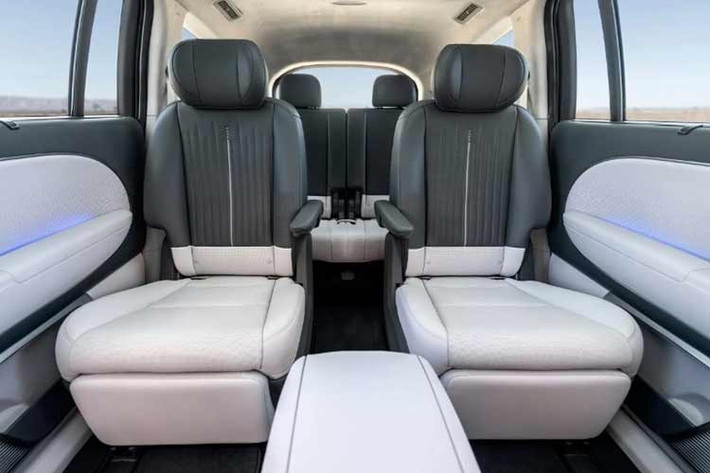 Với cấu hình 6 chỗ, giá bán lần lượt là 68,17 triệu won (46.500 USD), 73,74 triệu won (50.300 USD) và 79,60 triệu won (54.300 USD). Theo Hyundai, sau khi áp dụng các chính sách hỗ trợ xe điện của chính phủ và địa phương, phiên bản Exclusive có thể có giá thực tế chỉ khoảng hơn 60 triệu won (41.000 USD).