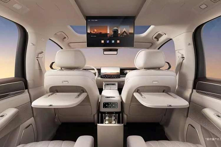 Điểm nhấn về mặt kỹ thuật của Datang là pin Blade thế hệ thứ hai do BYD phát triển, có mật độ năng lượng cao hơn 5% và hỗ trợ công nghệ sạc megawatt. Tại thị trường Trung Quốc, mẫu SUV cỡ lớn này có cả phiên bản dẫn động cầu sau RWD và dẫn động 4 bánh toàn thời gian AWD.