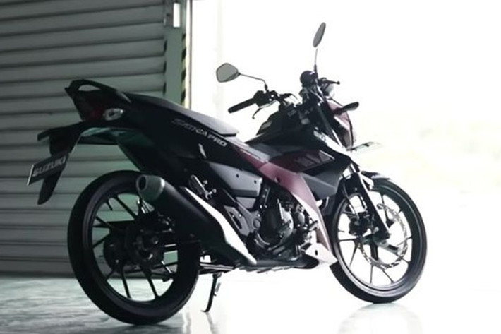 Cả hai phiên bản Suzuki Satria 2026 đều dùng chung động cơ xăng DOHC 4 van, dung tích 147cc, làm mát bằng chất lỏng, tích hợp hệ thống phun xăng điện tử Fi. Theo thông tin nhà sản xuất công bố, động cơ này sản sinh công suất 18,1 mã lực tại 10.000 vòng/ phút, mô-men xoắn cực đại 13.8 Nm tại 8.500 vòng/phút, đi kèm hộp số hộp số 6 cấp.