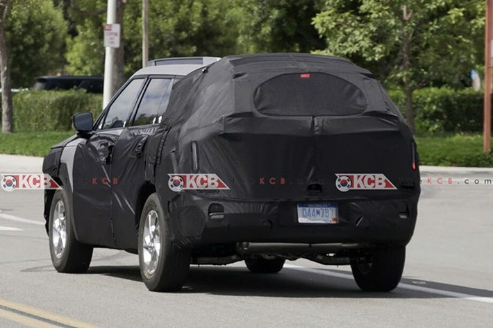 Qua hình ảnh đầu tiên, ngoại thất của Tucson 2027 cho thấy nhiều thay đổi đáng kể so với phiên bản hiện hành. Tổng thể xe có thiết kế vuông vức hơn, với các vòm bánh thẳng và các đường nét sắc cạnh, theo ngôn ngữ thiết kế hiện đại mà Hyundai đang áp dụng trên nhiều mẫu xe mới.