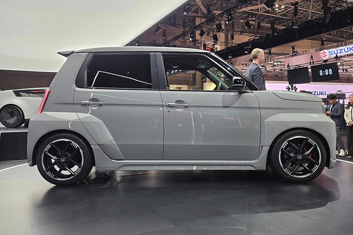 Ngoài ra, Honda Super EV Concept còn từng xuất hiện tại khu vực Đông Nam Á trong Triển lãm Gaikindo Indonesia International Auto Show (GIIAS) 2025. Lần này, mẫu xe điện cỡ nhỏ của Honda đã tiến gần hơn tới phiên bản thương mại với thiết kế thể thao được hé lộ hoàn chỉnh.