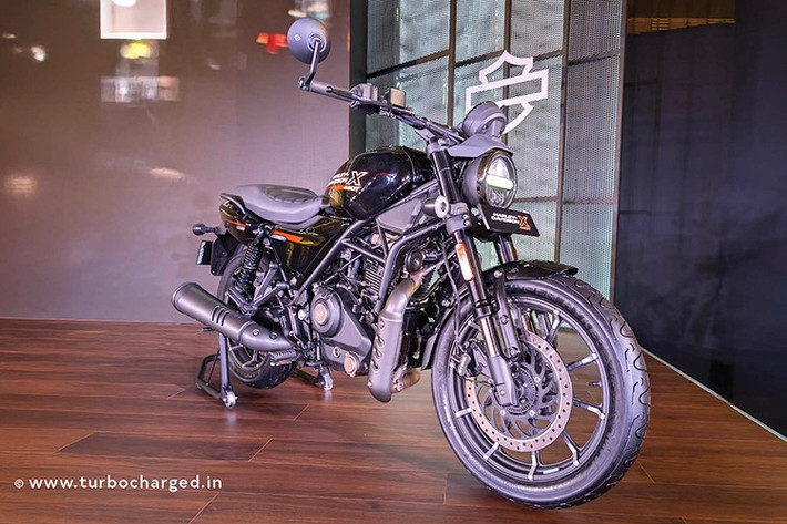 Hướng tới một mẫu xe cổ điển nhưng mang đậm phong cách naked-bie hơn, X440T được trang bị hệ thống chiếu sáng xi nhan, đèn pha khác biệt hơn so với những "người anh em" nhà Harley-Davidson. Cụ thể, xe có đèn chiếu sáng LED chạy ngang có thể sử dụng như đèn demi ban ngày.