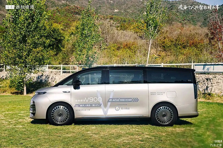 Tuy nhiên, khác với đối thủ, Geely Galaxy V900 lại sử dụng hệ truyền động mở rộng phạm vi (EREV) thay vì chạy hoàn toàn bằng điện. Mẫu xe MPV này vốn được giới thiệu lần đầu vào giữa năm 2024 với tên gọi L380 và thương hiệu LEVC (London EV Company) vốn thuộc sở hữu của tập đoàn Geely.