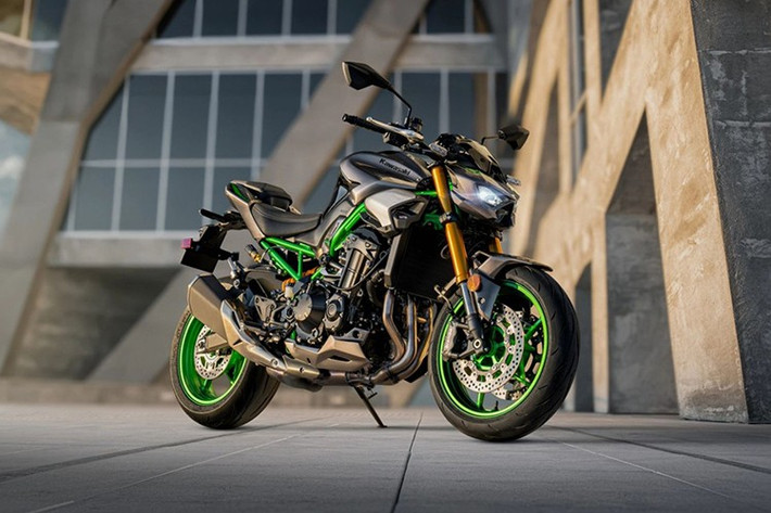 Kawasaki Z900 2025 mới là một trong những chiếc xe phân khối lớn được mong chờ nhất trong phân khúc xe cỡ lớn trên 500cc tại thị trường Ấn Độ. Đây là phiên bản nâng cấp của mẫu mô tô 4 xy-lanh bán chạy nhất tại nước này trong phân khúc gần 1000cc, mang đến những cải tiến đáng chú ý về thiết kế và tính năng.