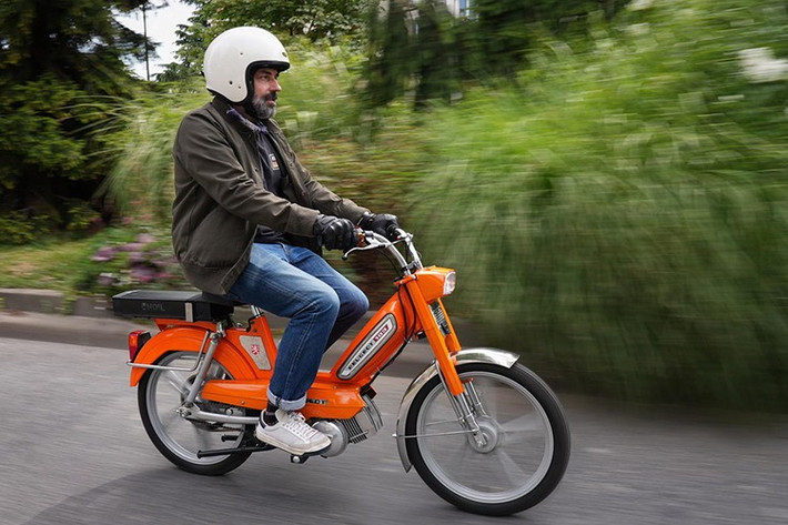 Xe gắn máy moped ("xe đạp - nổ máy", tức người lái phải đạp bàn đạp để khởi động động cơ), cái tên Peugeot 103 gợi lên nhiều ký ức. Ra mắt lần đầu năm 1971, Peugeot 103 chạy xăng nhanh chóng trở thành một trong những mẫu moped phổ biến nhất mọi thời đại nhờ thiết kế đơn giản, giá thành thấp và khả năng tiếp cận dễ dàng, đặc biệt phù hợp với người trẻ chưa cần bằng lái xe máy.