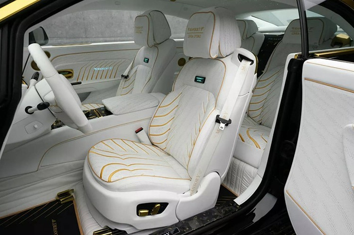 Dù mang đến một diện mạo hoàn toàn mới, Mansory không can thiệp vào hệ thống động cơ của chiếc Rolls-Royce Spectre. Xe vẫn giữ nguyên 2 motor điện trước và sau với công suất riêng lẻ lần lượt là 255 mã lực và 483 mã lực; trong khi đó nếu kết hợp sẽ cho tổng công suất 577 mã lực và mô-men xoắn 664 lb-ft.