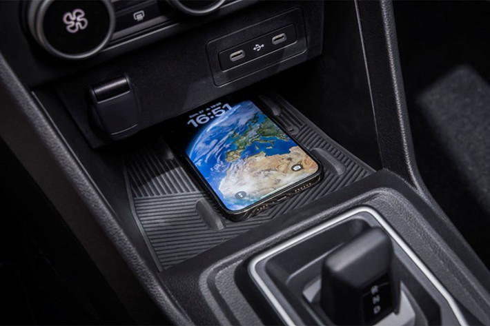 Phiên bản Extreme cao cấp nhất của Dacia Sandero 2026 sở hữu lớp sơn ngoại thất màu Nâu Đồng đặc trưng, ​​cùng với nội thất phối màu MicroCloud/Nâu Đồng và bộ mâm hợp kim 16 inch độc quyền.