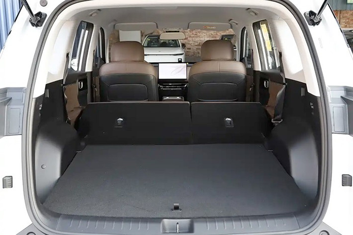 Nằm bên dưới nắp ca-pô của mẫu xe Trung Quốc này là 3 tùy chọn động cơ. Đầu tiên là hệ truyền động hybrid cắm sạc Lingxi Power 3.0, kết hợp động cơ xăng 1.5L có hiệu suất nhiệt 43,2% với mô-tơ điện 10-trong-1 thế hệ thứ tư. Mức tiêu thụ nhiên liệu của phiên bản PHEV là 5,3 lít/100 km khi cạn pin. Phạm vi hoạt động thuần điện theo tiêu chuẩn CLTC là 125 km. Khi sạc đầy pin và đổ đầy bình xăng, xe đạt tổng phạm vi di chuyển 1.100 km.