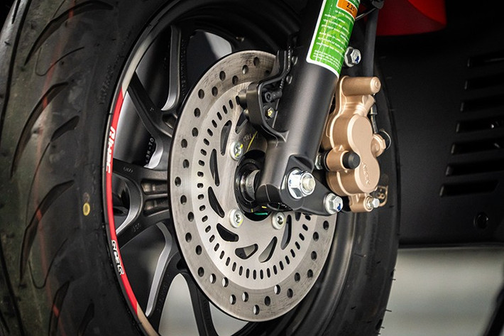 Xe được trang bị bộ vành đúc 12 inch kết hợp lốp không săm, với kích thước bánh trước 100/90-12 59J và bánh sau 110/90-12 64J. Về an toàn, Honda Giorno+ Moto2 ThaiGP được trang bị phanh đĩa thủy lực tích hợp ABS ở bánh trước và phanh tang trống ở bánh sau.