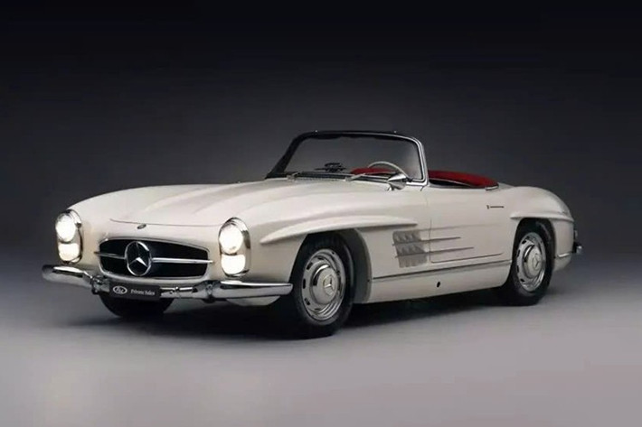 Chiếc xe trong bài viết nay này là một trong ba chiếc được giao vào năm 1964 và là chiếc áp chót xuất xưởng. Hãng chỉ cho ra mắt thêm một chiếc nữa, rồi dừng lại. Chi tiết hơn, chiếc Mercedes-Benz 300 SL Roadster đặc biệt này được hoàn thành vào ngày 7/2/1963, được coi là mẫu xe năm 1964 và là chiếc Roadster cuối cùng rời khỏi dây chuyền sản xuất, tiếp theo là khung gầm 003258, kết thúc vòng đời của W198 ngay ngày hôm sau.