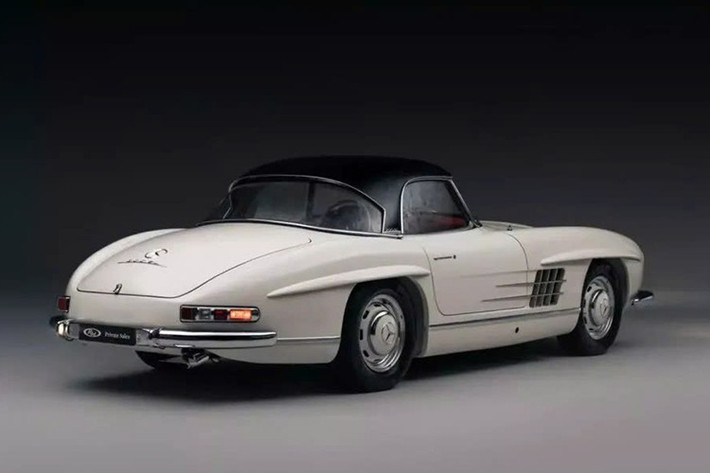 Được hoàn thiện với màu Trắng (DB 050) nguyên bản trên nội thất da Đỏ (DB 030), chiếc Roadster này được bảo dưỡng ở tình trạng nguyên bản tuyệt đẹp và chưa bị thay đổi, giữ nguyên các số hiệu của khung gầm, thân xe, hộp số và trục sau.