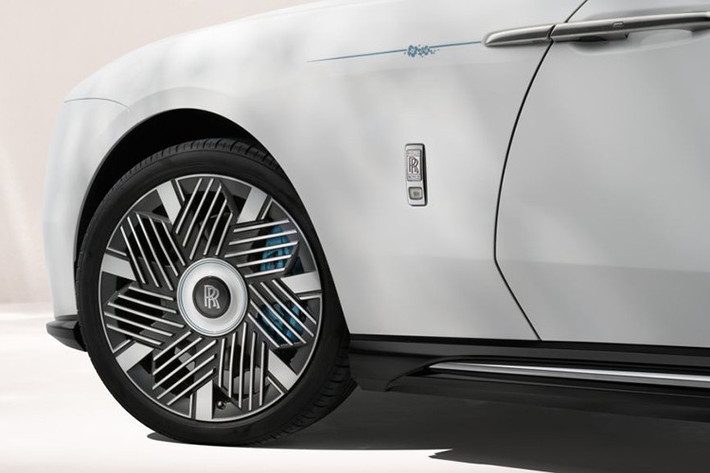 Đi cùng đó là bộ mâm hợp kim 23-inch hoàn toàn mới, lấy cảm hứng từ dáng hình một bông hoa vừa hé nở. Từng chi tiết đều được khắc họa tỉ mỉ, tái hiện sức sống căng tràn của thiên nhiên và gợi nhớ đến những cánh hoa đang nở rộ đón ánh mùa xuân.