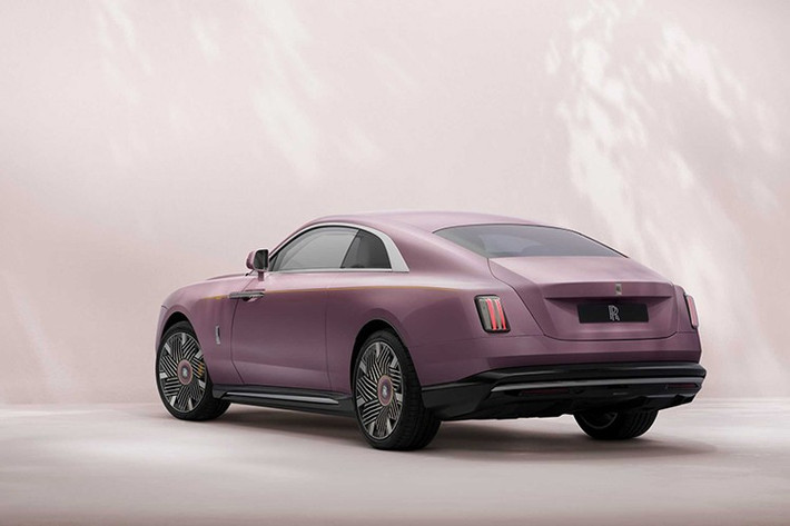 Ngoại thất của chiếc xe Spectre Reverie khoác sắc xanh Duck Egg Blue, điểm xuyết bởi đường coachline và họa tiết hoa anh đào vẽ tay màu vàng Forge Yellow, đồng điệu với má phanh và đường viền trên nắp mâm. Không gian nội thất gợi tả sự thuần khiết, kết hợp da Grace White và Charles Blue, nhấn nhá bằng các chi tiết vàng Forge Yellow rực rỡ.