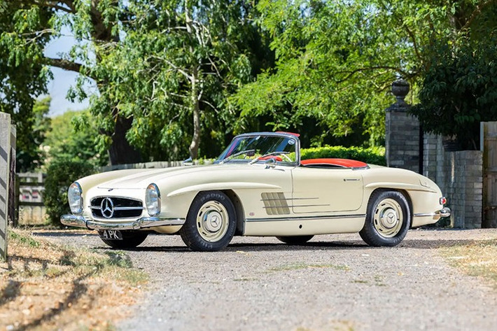 Số miles được ghi nhận là 39.143, được cho là xe nguyên bản, khẳng định rằng chiếc Mercedes-Benz thanh lịch này chưa bao giờ bị tháo rời hoặc lắp ráp lại hoàn toàn. Việc bảo quản cẩn thận và sửa đổi tối thiểu góp phần tạo nên sự mong muốn, khiến nó trở thành một trong những mẫu xe 300 SL Roadster sản xuất muộn tốt nhất trên thế giới.