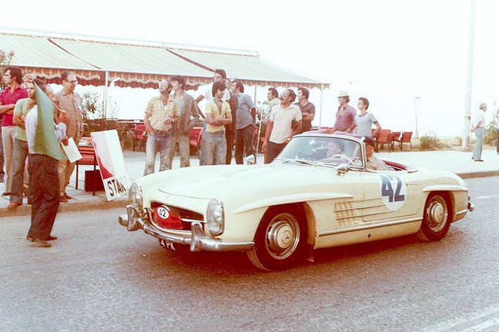 Mercedes-Benz chế tạo chiếc 300 SL Roadster dành cho những ai muốn một chiếc xe thể thao nhẹ, mang đậm chất xe đua, nhưng lại không muốn sự nổi bật của dòng coupe với cửa cánh chim. Chiếc xe ngay lập tức trở thành một hiện tượng, khi Mercedes đã sản xuất 1.858 chiếc từ năm 1957 đến 1963, sau khi chỉ sản xuất khoảng 1.400 chiếc coupe từ 1954 đến 1957.