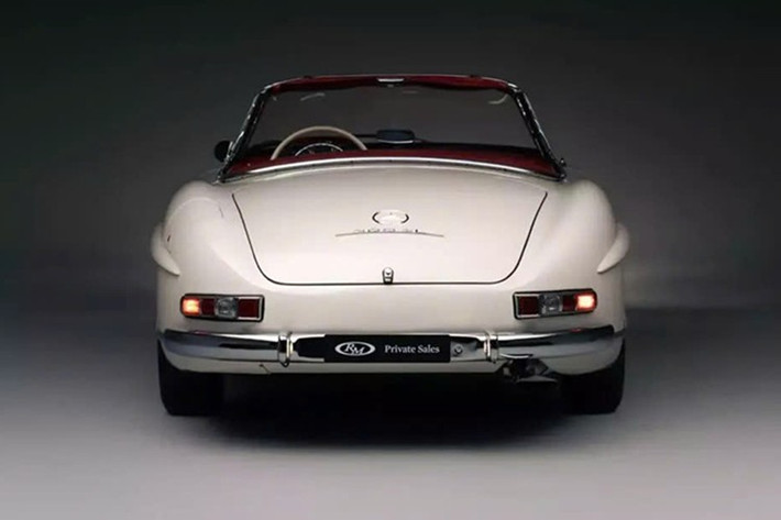 Chiếc 300 SL vẫn giữ nguyên mui cứng nguyên bản , sách hướng dẫn sử dụng trong tập gốc, bộ hành lý hai món, bộ dụng cụ bao gồm kích và lốp dự phòng, cùng một vài giải thưởng gắn liền với tên xe. Tất cả những điều này khẳng định sự chăm chút tỉ mỉ mà chiếc Roadster đặc biệt này đã được gìn giữ trong hơn nửa thế kỷ.