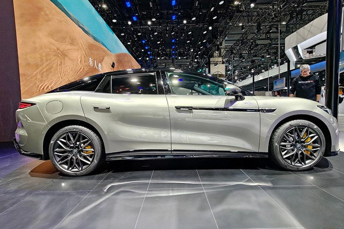 BYD Han L 2026 mới gây chú ý ngay từ cái nhìn đầu tiên với nắp capo chạm khắc sắc sảo, hai đường gân kép tạo điểm nhấn khí động học. Cụm đèn pha LED thanh mảnh, tay nắm cửa ẩn và đặc biệt là cảm biến LiDAR gắn trên nóc, gợi ý khả năng lái tự động thế hệ mới.