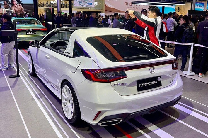 Chi tiết dễ nhận thấy nhất trên Honda Integra Hatchback mui trần 2 cửa là thanh chống lật sơn cùng màu thân xe kéo liền mạch đến phần đuôi, không có đường chia cắt giữa mui và cốp – cho thấy đây là bản dựng nhanh cho mục đích trưng bày.