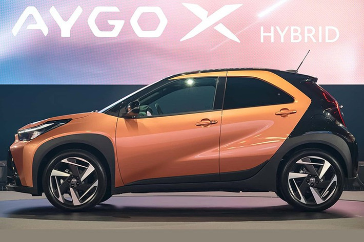 Dòng sản phẩm bao gồm 4 phiên bản, bắt đầu với Icon cơ bản có giá từ 21.595 bảng Anh (tương đương 28.380 USD - khoảng 742 triệu đồng). Phiên bản này được trang bị mâm xe hợp kim 17 inch hoàn thiện bằng máy, điều hòa tự động, màn hình 7 inch sau vô lăng, hệ thống thông tin giải trí 9 inch và nhiều tính năng an toàn khác thuộc gói Toyota Safety Sense.