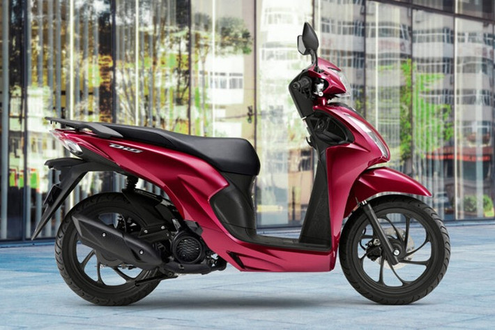 Cụ thể, xe được trang bị khối động cơ eSP dung tích 109cc quen thuộc kết hợp Idling Stop và bộ khởi động ACG. Khối động cơ này được giới hạn công suất ở mức 3,7 kW nhưng vẫn có được mômen xoắn tốt nhằm đảm bảo khả năng leo dốc tốt. Mức tiêu thụ nhiên liệu của xe là 56,6 km/l theo tiêu chuẩn WMTC.