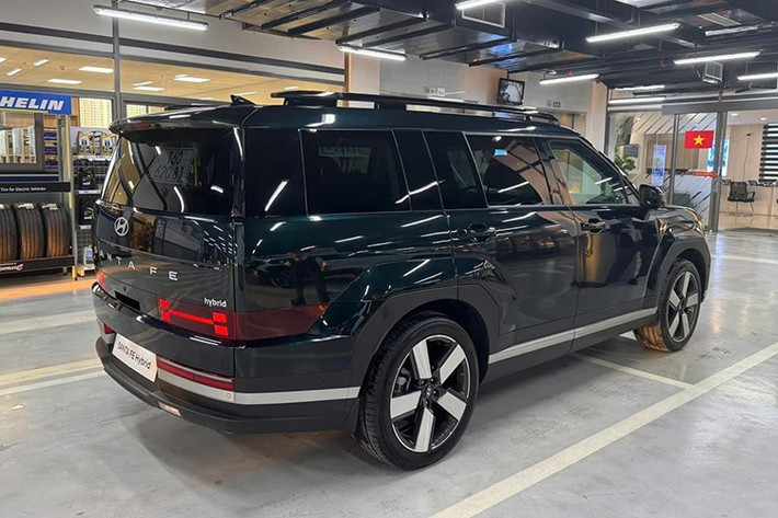 Hiện một số đại lý Hyundai ở Việt Nam đã bắt đầu nhận cọc cho SantaFe Hybrid. Theo thông tin từ đại lý, SantaFe Hybrid sẽ chính thức ra mắt Việt Nam trong tháng cuối cùng của năm 2025. Được định vị như phiên bản cao cấp nhất của dòng SUV hạng trung này, Hyundai SantaFe Hybrid sẽ có giá khoảng 1,3 tỷ đồng, ngang ngửa bản Calligraphy Turbo hiện đang bán ở Việt Nam.