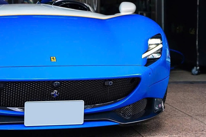 Sức mạnh được truyền đến cầu sau qua hộp số 7 cấp F1 ly hợp kép, giúp mẫu speedster này có khả năng tăng tốc từ 0 lên 100 km/h trong 2,9 giây, tốc độ tối đa hơn 300 km/h.