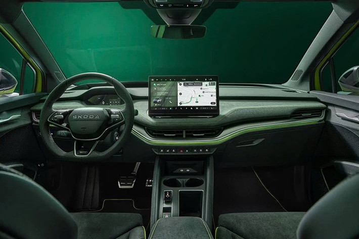 Đã bao gồm thuế giá trị gia tăng, Elroq có giá khởi điểm là 33.900 euro (khoảng 39.300 đô la) cho phiên bản 50 chỉ dẫn động cầu sau và 38.680 euro (khoảng 44.800 đô la) cho phiên bản 60 chỉ dẫn động cầu sau. Phiên bản 85 có cả tùy chọn dẫn động cầu sau và hai động cơ. Các phiên bản 60, 85 và 85x cũng có thêm phiên bản SportLine.