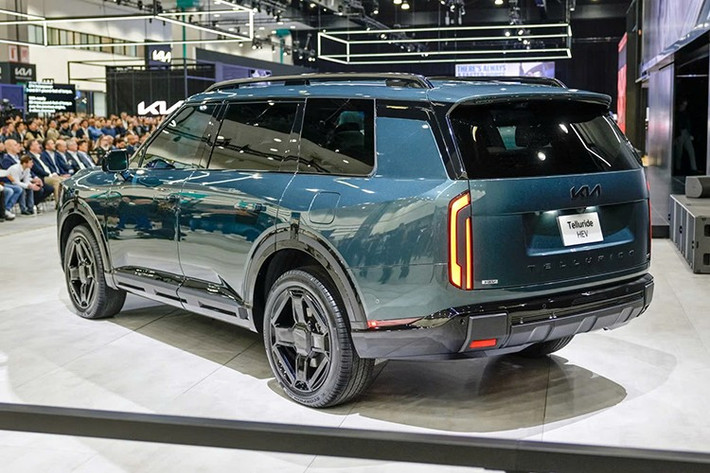 Thứ hai là hệ truyền động hybrid, có thêm mô-tơ điện và pin lithium-ion 1,65 kWh, tạo ra tổng công suất 329 mã lực cùng mô-men xoắn cực đại 459 Nm. Bản hybrid dùng hộp số tự động 6 cấp và hệ dẫn động bốn bánh là tiêu chuẩn. Kia ước tính mức tiêu thụ nhiên liệu của Telluride Hybrid 2026 rơi khoảng 14,88 km/lít (khoảng 6,72 lít/100 km), tương đương phạm vi hoạt động khoảng 965 km cho một bình nhiên liệu đầy.