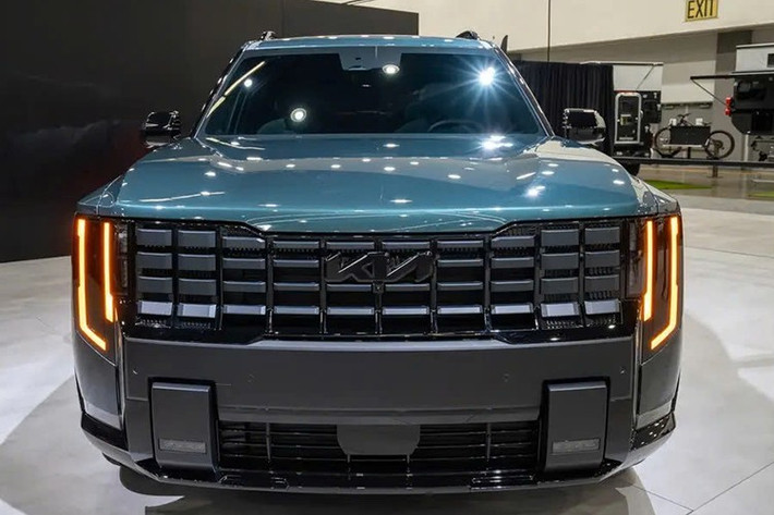 Đối với những ai muốn sở hữu ngoại hình giống bản X-Pro nhưng không quan tâm đến khả năng chạy off-road thì có thể chọn Kia Telluride X-Line 2027. Bản X-Line cũng có các thay đổi tương tự bản X-Pro về thiết kế nhưng dùng hệ thống treo tiêu chuẩn và mâm 21 inch riêng.