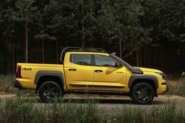 Mitsubishi Triton thế hệ hiện tại đã ra mắt thị trường toàn cầu vào năm 2023 và có mặt ở Nam Mỹ vào năm sau đó. Chỉ sau một năm, Mitsubishi đã mở rộng dòng sản phẩm này với phiên bản Savana mới. Cách làm này giống hệt thế hệ trước vốn cũng từng có một biến thể mang tên Savana vào năm 2023.