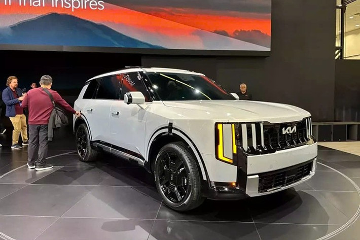 Giống như "người anh em" cùng tập đoàn Hyundai Palisade, Kia Telluride 2027 mới cũng được cải thiện về mặt kích thước. Theo đó, xe dài hơn 58 mm, cao hơn 25 mm trong khi chiều dài cơ sở tăng 68 mm so với thế hệ cũ nhằm mở rộng không gian nội thất.